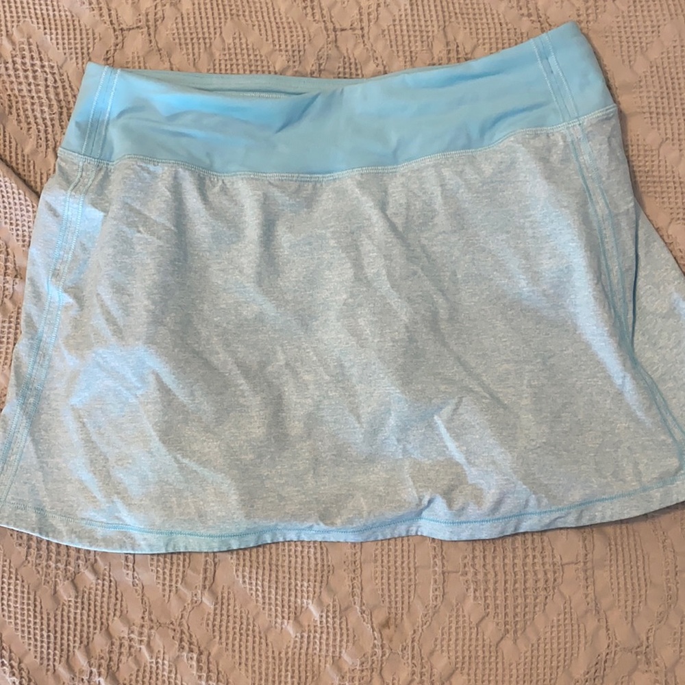 Size 6 Lululemon 4inch skirt, only worn 1 time
